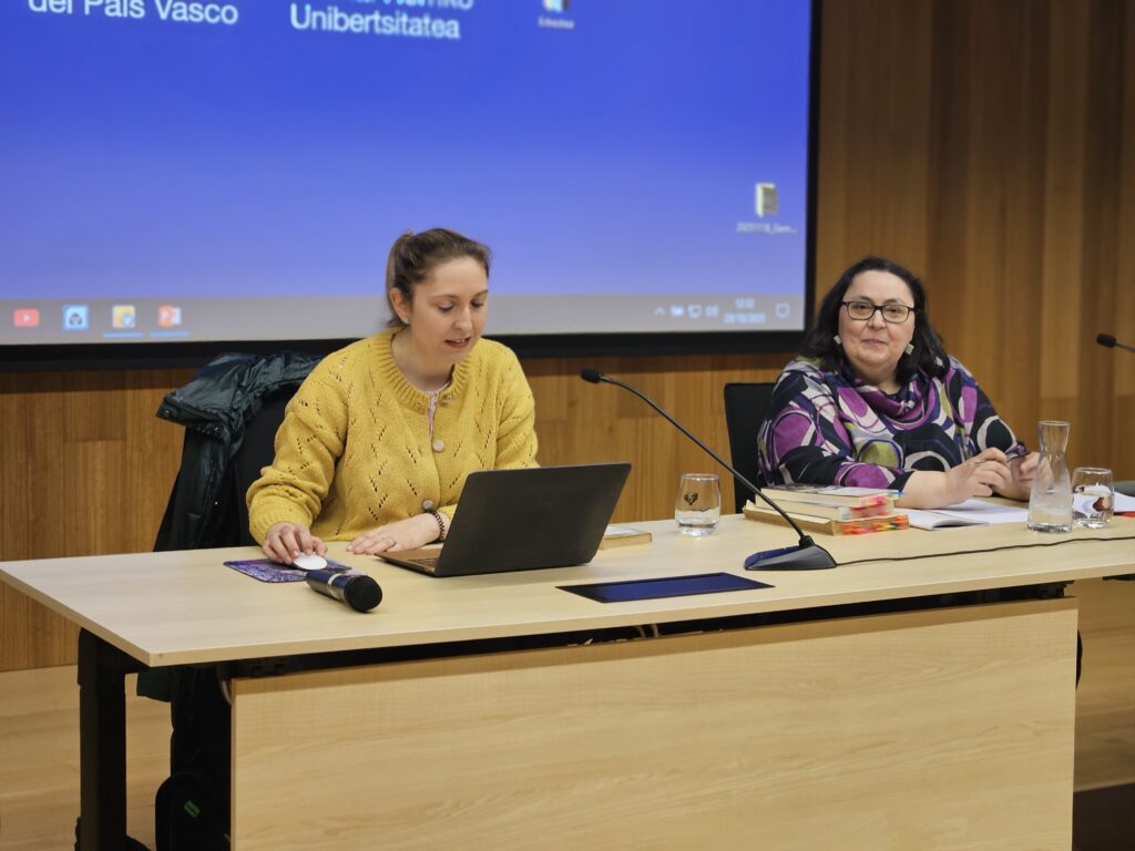 Irudi honek alt atributua hutsik dauka; bere fitxategi izena Maria-Curros-María-Bueno-1024x768.jpg da